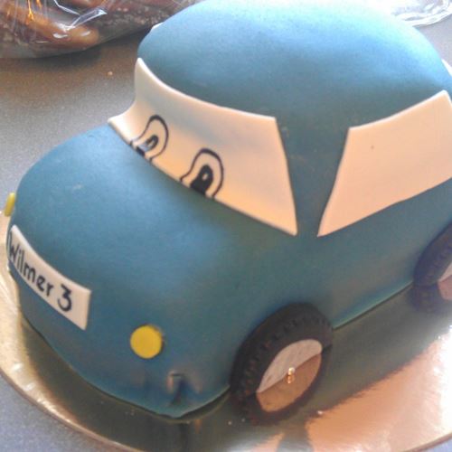 Bild på tårta i form av en bil